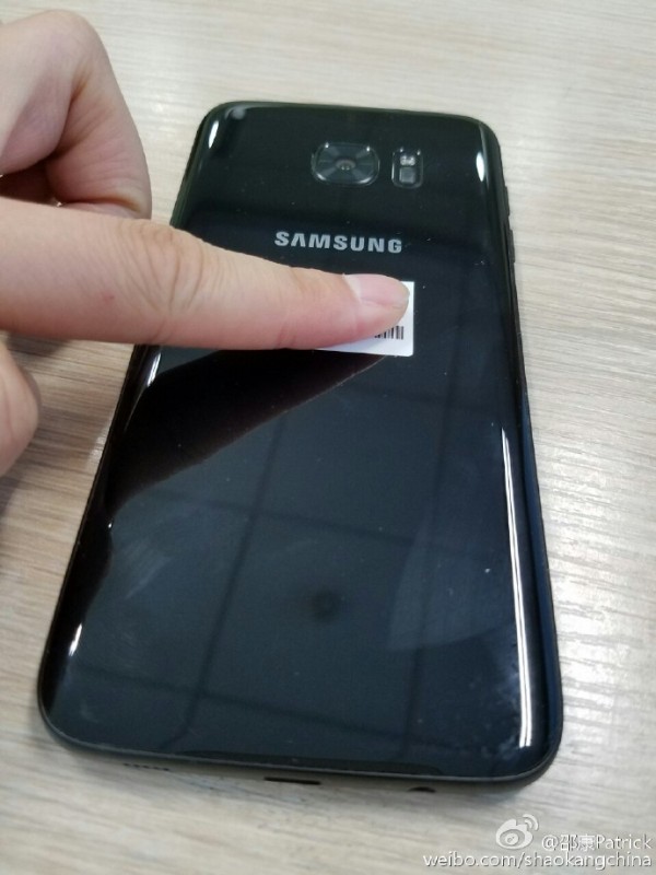 对标苹果 三星Galaxy S7亮黑版真机谍照曝光
